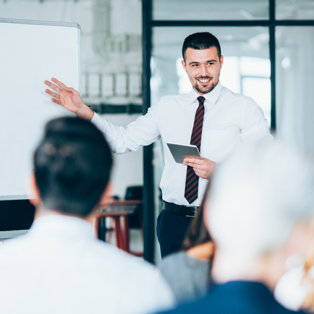 Trainer vor Seminargruppe